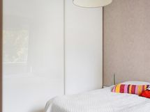 Makuuhuone (eteisen viereinen, omalla wc:lla)