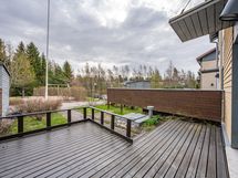 Näkymä etuovelta pihan suuntaan