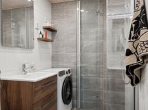 Putkiremontin yhteydessä uusittu kylpyhuone wc