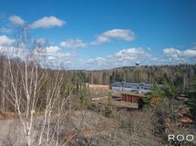 Keittiöstä ja makuuhuoneesta on näkymät pohjoiseen.