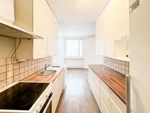 Keittiön yhteyteen mahtuu ruokapöytä ikkunan ääreen.