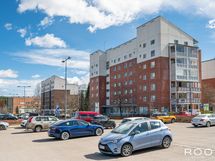 Autopaikat, joissa on sähköauton latausmahdollisuus, sijoittuvat aivan taloyhtiön lähituntumaan.