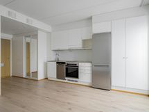 Keittiössä on astianpesukone, induktioliesi ja täysikokoinen jääkaappi-pakastin.