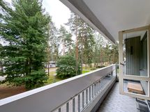 Asunnosta on rauhallisen vehreät näkymät itään. Toinen kerros.