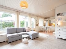 Olohuoneesta on kulku terassille