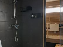 Yläkerran kylpyhuone ja sauna