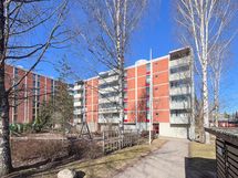 Omalla tontillaan sijaitsevassa yhtiössä on tehty kattavasti kunnostutöitä.