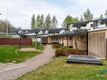 Yhtiön piharakennus, jossa mm. saunatilat