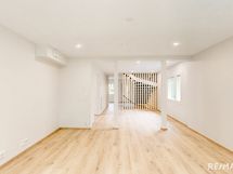 Keskikerros | Olohuone - näkymä kohti ruokailutilaa