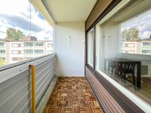 Lasitettu parveke on länteen.