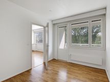 Makuuhuoneesta pääsee lasitetulle parvekkeelle