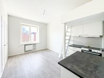 Ikkunoista rauhalliset näkymät taloyhtiön sisäpihalle länteen.