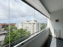 Lasitetulta parvekkeelta avautuvat esteettömät näkymät lounaan suuntaan.