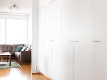 Eteisen kaapistoa olohuoneen suuntaan