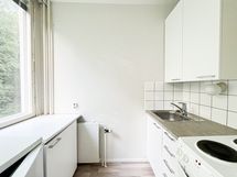 Keittokomero on kivan kokoinen ja isosta ikkunasta tulee paljon luonnon valoa.