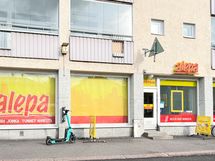 Lähikauppa on vain tien ylityksen päässä.