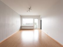 Iso valoisa olohuone - käynti lasitetulle parvekkeelle