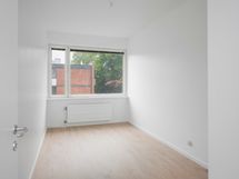 Makuuhuone 1 on ulko-oven vieressä oikealla.