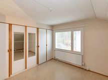 Yläkerran isompi makuuhuone