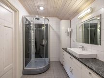 Yläkerran kylpyhuone