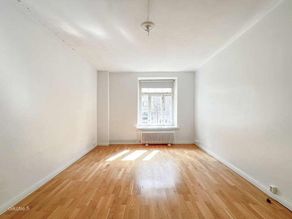 Tilava läpitalonkoti hyvällä paikalla. Huonekorkeus 3,1 metriä. Olohuoneen ikkunan etelän suuntaan.