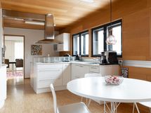 Keskikerroksen ruokailutilaa ja keittiötä