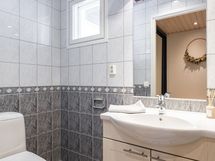 Eteisen yhteydessä oleva erillinen wc