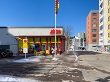 Alepa ja bussipysäkit asunnon vieressä.