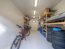 Autokatoksen yhteydessä oleva varasto.