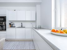 Keittiössä runsaasti laskutilaa