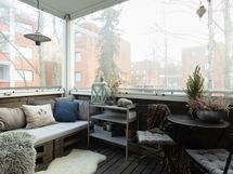 Kesähuone lasitetulla parvekkeelle