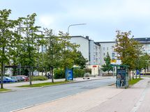 Bussit liikennöivät viereisellä kadulla.
