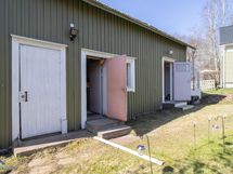 Ulkorakennuksessa on varastotilaa, puuliiteri, pihasauna pukukoppeineen sekä vanha työhuone.