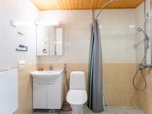 Kylpyhuoneessa on toinen wc-istuin.