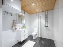 Miellyttävän tilava kylpyhuone.