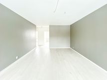 Tilavaan olohuoneeseen mahtuu sohvaryhmä ja vaikkapa ruokaryhmä mainiosti.