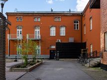 asunnon parveke oikeanpuoleinen kuvassa