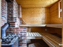 Saunassa puukiuas, varaus myös sähkökiukaalle