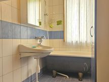 kylpyhuone keskikerroksessa