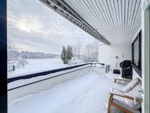 Koko asunnon levyinen parveke merinäkymin