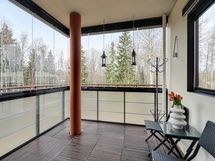 Parvekkeelta rauhainen näkymä.