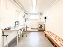 Taloyhtiön pesutupa.