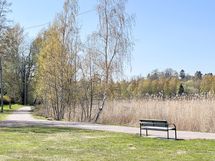 Merelliset ulkoilumaastot löytyvät lähistöltä. Kuvassa Tiiliruukinlahti.