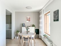 Keittiön yhteydessä on ruokailutila, johon mahtuu isokin pöytä.