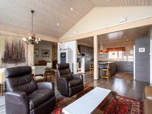 Olohuone/keittiö on avaraa yhtenäistä tilaa