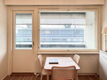 Keittiön viereen saa kivasti ruokailuryhmän.