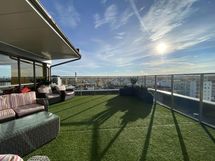 Taloyhtiön kattoterassi asukkaiden käytettävissä