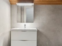 Yläkerran kylpyhuoneessa on allas/peilikaappi...