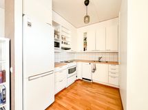 Keittiössä hyvin säilytys- sekä laskutilaa.