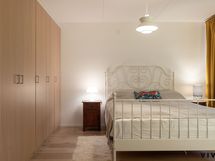 Makuuhuoneessa runsaasti kaappitilaa.